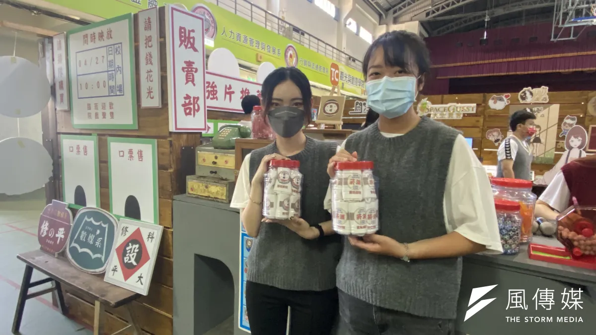 修平科大數媒系第15屆畢業成果展,重現老戲院的販賣部場景。(圖/記者王秀禾攝)