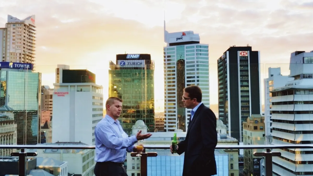 與主管適當閒聊讓你更平易近人。(圖/US Embassy@FLICKR) 與主管適當閒聊讓你更平易近人。(圖/US Embassy@FLICKR)