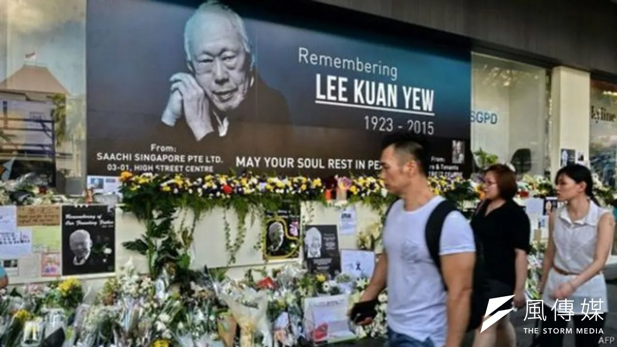 新加坡民眾向去世的建國總理李光耀獻花致敬。 新加坡民眾向去世的建國總理李光耀獻花致敬。