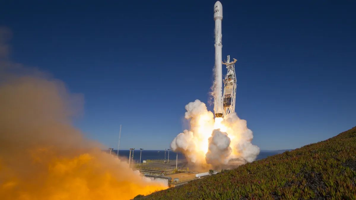 全球商用火箭巨擘SpaceX的獵鷹9號(Falcon 9)火箭,從美國加州范登堡基地發射升空,獵鷹9號的技術根基是來自SpaceX的創業作獵鷹1號火箭(Falcon 1)。(美聯社)