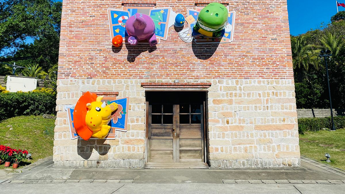 淡水古蹟博物館年度品牌活動「光映淡水」結合史實及生肖年,在淡水海關碼頭洋樓推出藝術裝置《屁屁龍》,Q版三角龍、劍龍與暴龍正在洋樓上演搶蛋戲碼。(圖/新北市府提供) 淡水古蹟博物館年度品牌活動「光映淡水」結合史實及生肖年,在淡水海關碼頭洋樓推出藝術裝置《屁屁龍》,Q版三角龍、劍龍與暴龍正在洋樓上演搶蛋戲碼。(圖/新北市府提供)