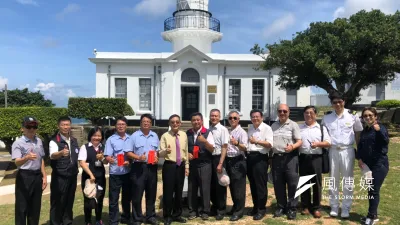第65屆航海節高雄區慶祝大會籌備會委員,前往轄區商港之信號台、燈塔及引水公會,慰勞終年守護港口船隻進出安全之工作人員。(圖/徐炳文攝)