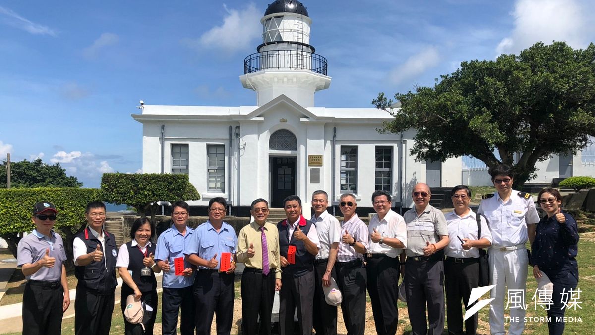 第65屆航海節高雄區慶祝大會籌備會委員,前往轄區商港之信號台、燈塔及引水公會,慰勞終年守護港口船隻進出安全之工作人員。(圖/徐炳文攝) 第65屆航海節高雄區慶祝大會籌備會委員,前往轄區商港之信號台、燈塔及引水公會,慰勞終年守護港口船隻進出安全之工作人員。(圖/徐炳文攝)