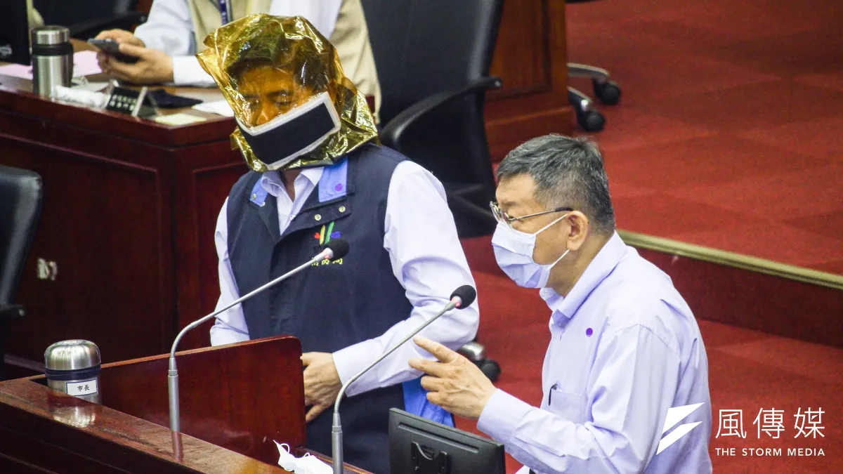 針對錢櫃大火案,台北市消防局長吳俊鴻(左)請辭一事,台北市長柯文哲(右)6日受訪時進行說明。(資料照,蔡親傑攝)