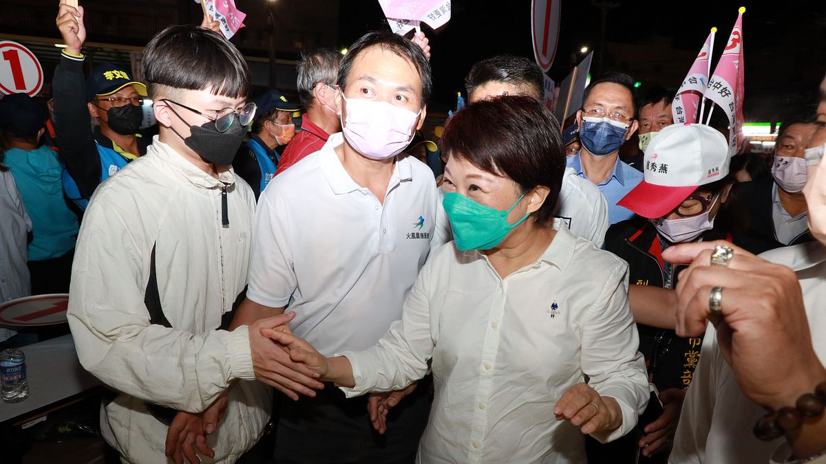 近三千位鄉親到場支持,受到鄉親們的熱烈歡迎的盧秀燕在進場時,短短30公尺的距離,就走了將近10分鐘才得以上台。(圖/盧秀燕競選總部提供) 近三千位鄉親到場支持,受到鄉親們的熱烈歡迎的盧秀燕在進場時,短短30公尺的距離,就走了將近10分鐘才得以上台。(圖/盧秀燕競選總部提供)