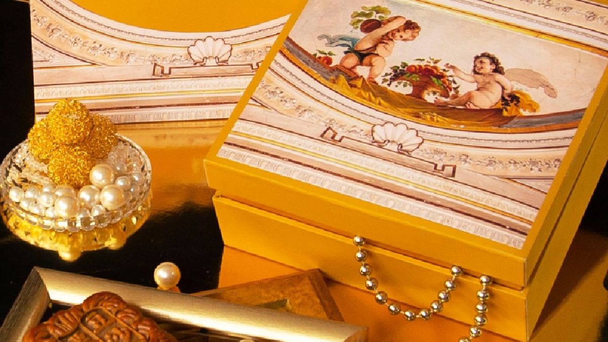 「月光寶盒」雲朗月餅禮盒,設計以珠寶盒為概念,黃金色禮盒包裝充滿氣勢與質感。(圖/高雄翰品酒店提供) 「月光寶盒」雲朗月餅禮盒,設計以珠寶盒為概念,黃金色禮盒包裝充滿氣勢與質感。(圖/高雄翰品酒店提供)