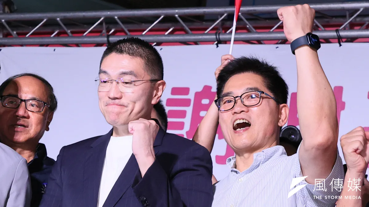 基隆市長謝國樑(左)通過罷免考驗,感謝基隆市民的支持,並強調公民團體沒有輸,未來會持續對話。(顏麟宇攝)