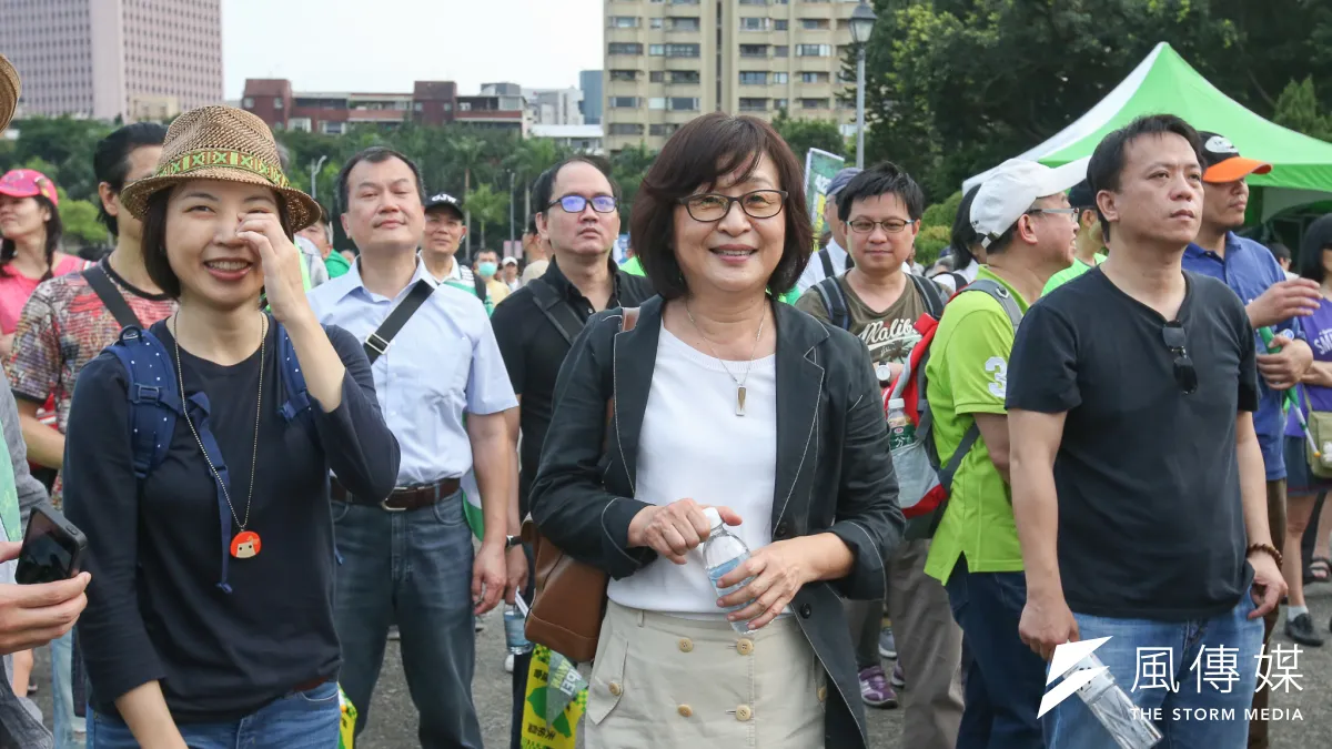 民進黨立委蘇治芬(中)出身黨外政治家庭,選戰經歷豐富,長年征戰雲林沙場;她亦是選對會成員,在姚文智所舉辦的4月22日「機蛋大遊行」中,深受「國家首都」的論述感動。(資料照,陳明仁攝)