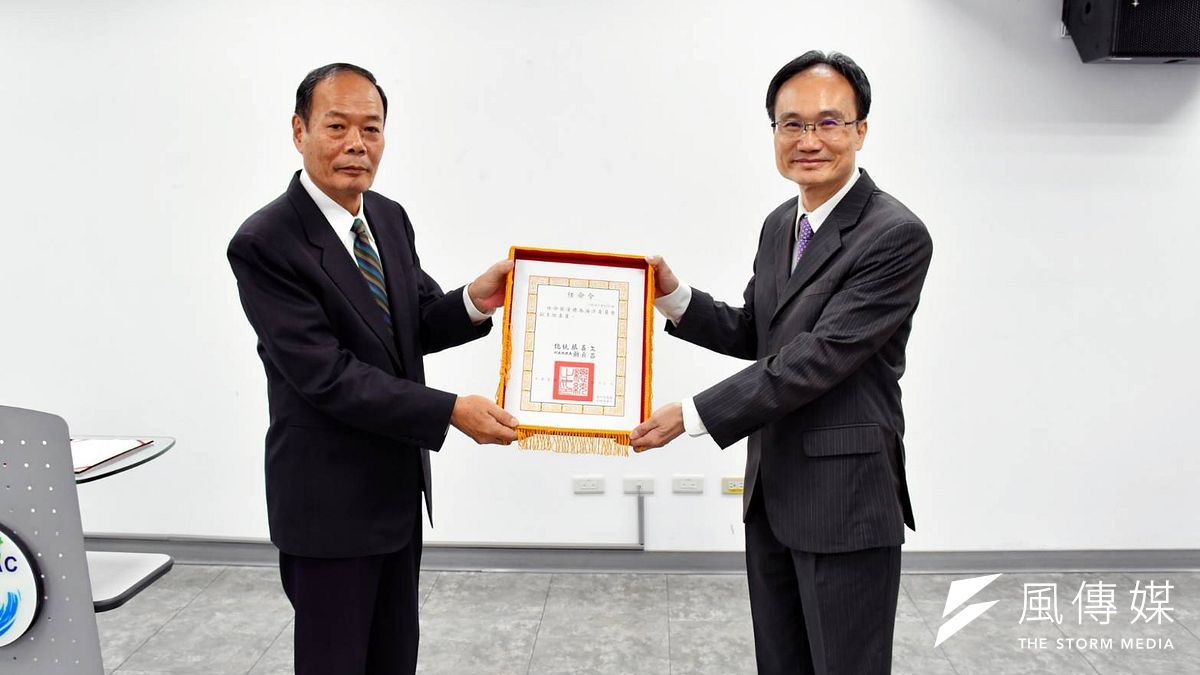 主任委員李仲威(左)期勉副主任委員蔡清標以其豐富專業知識及教學歷練,任職後相信會為海洋委員會帶來更多新價值及功能。(圖/徐炳文攝) 主任委員李仲威(左)期勉副主任委員蔡清標以其豐富專業知識及教學歷練,任職後相信會為海洋委員會帶來更多新價值及功能。(圖/徐炳文攝)