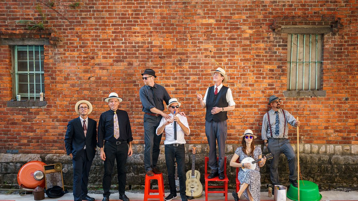 由一群熱愛並定居於臺灣的美國與英國籍人士的街頭樂隊「泥灘地浪人」。(圖/新北市府提供) 由一群熱愛並定居於臺灣的美國與英國籍人士的街頭樂隊「泥灘地浪人」。(圖/新北市府提供)