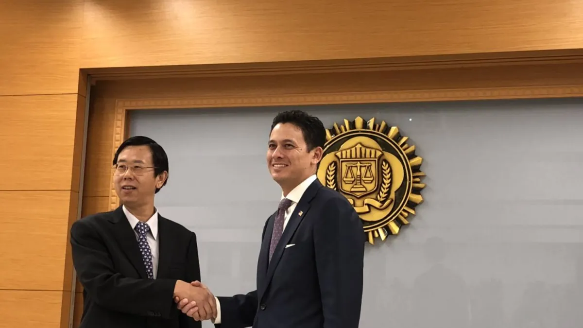 我國重要能源公司5月時遭惡意軟體勒索攻擊,調查局上月查獲5名駭客,並召開記者會說明。圖為調查局長呂文忠和美國聯調局駐台聯絡官Nicholas Garcia。(調查局提供)