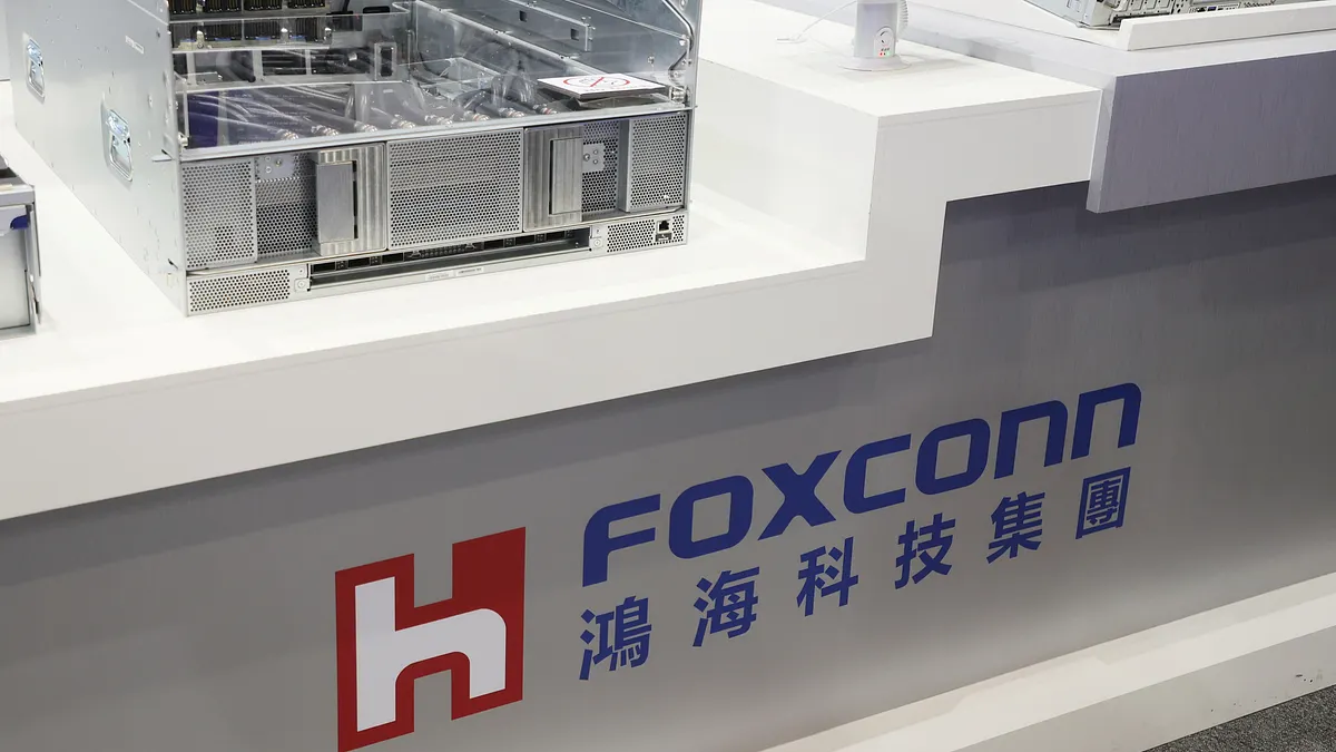 鴻海(2317)11月營收雖然亮眼,股價卻僅在230元大關附近震盪。(柯承惠攝) 鴻海(2317)11月營收雖然亮眼,股價卻僅在230元大關附近震盪。(柯承惠攝)