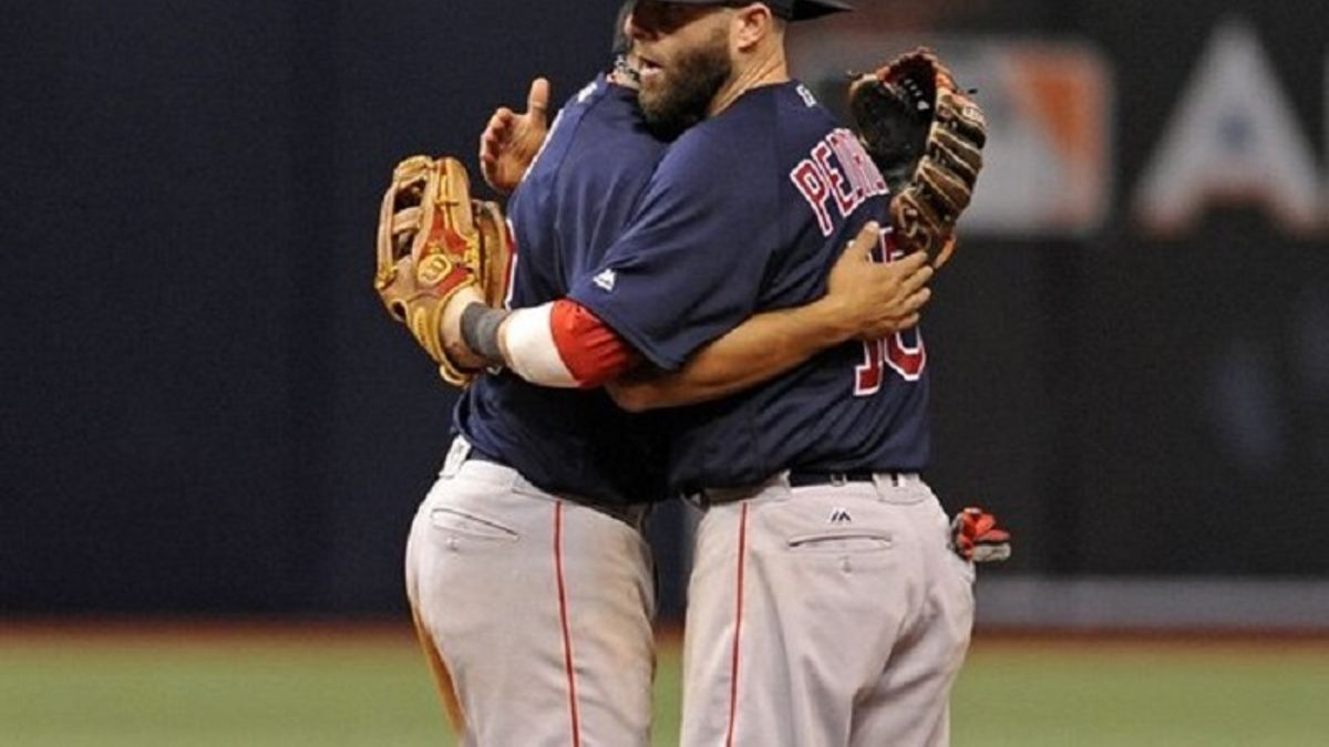 去年球季紅襪老大哥派卓亞於賽後,與林子偉(左)擁抱打氣。(美聯社) 去年球季紅襪老大哥派卓亞於賽後,與林子偉(左)擁抱打氣。(美聯社)