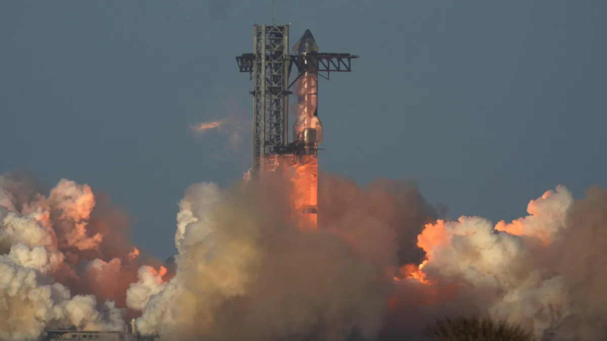 2025年3月6日。星艦從SpaceX的德克薩斯州發射站起飛。(AP)
