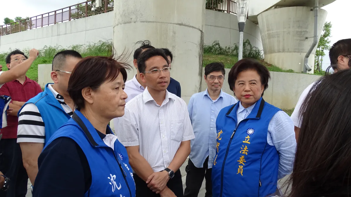台中捷運綠線試營運,鋼軌鋼輪摩擦產生尖銳刺耳噪音,居民陳情,台中市立委沈智慧及市議員沈佑蓮前往實勘。(圖/立委沈智慧服務處提供)