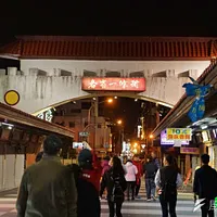 グルメ競演番組『夜市王』の18日決勝戦では3万人以上が会場に集まり、最終的に花蓮東大門夜市が優勝。100万元の賞金を獲得。(資料写真/撮影:盧逸峰) グルメ競演番組『夜市王』の18日決勝戦では3万人以上が会場に集まり、最終的に花蓮東大門夜市が優勝。100万元の賞金を獲得。(資料写真/撮影:盧逸峰)