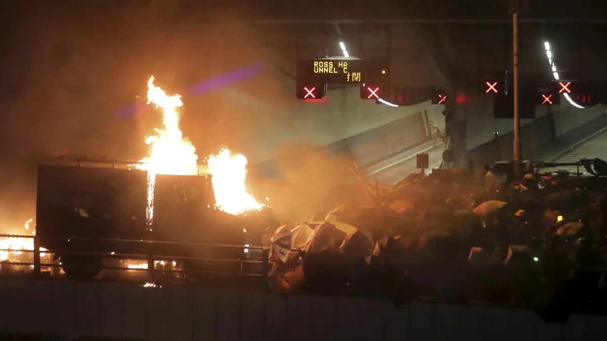 2019年11月17日,香港反送中示威,港警首度出動銳武裝甲車,卻在理工大學旁的暢運道遭汽油彈擊中起火燃燒(AP)