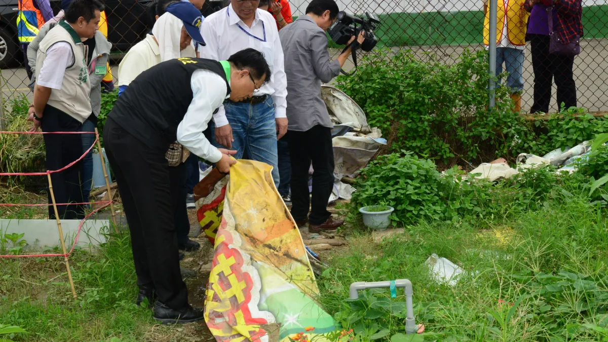 台南登革熱疫情嚴峻,台南市副市長顏純左1日稽查住宅區旁的農地。(取自台南市政府網站)