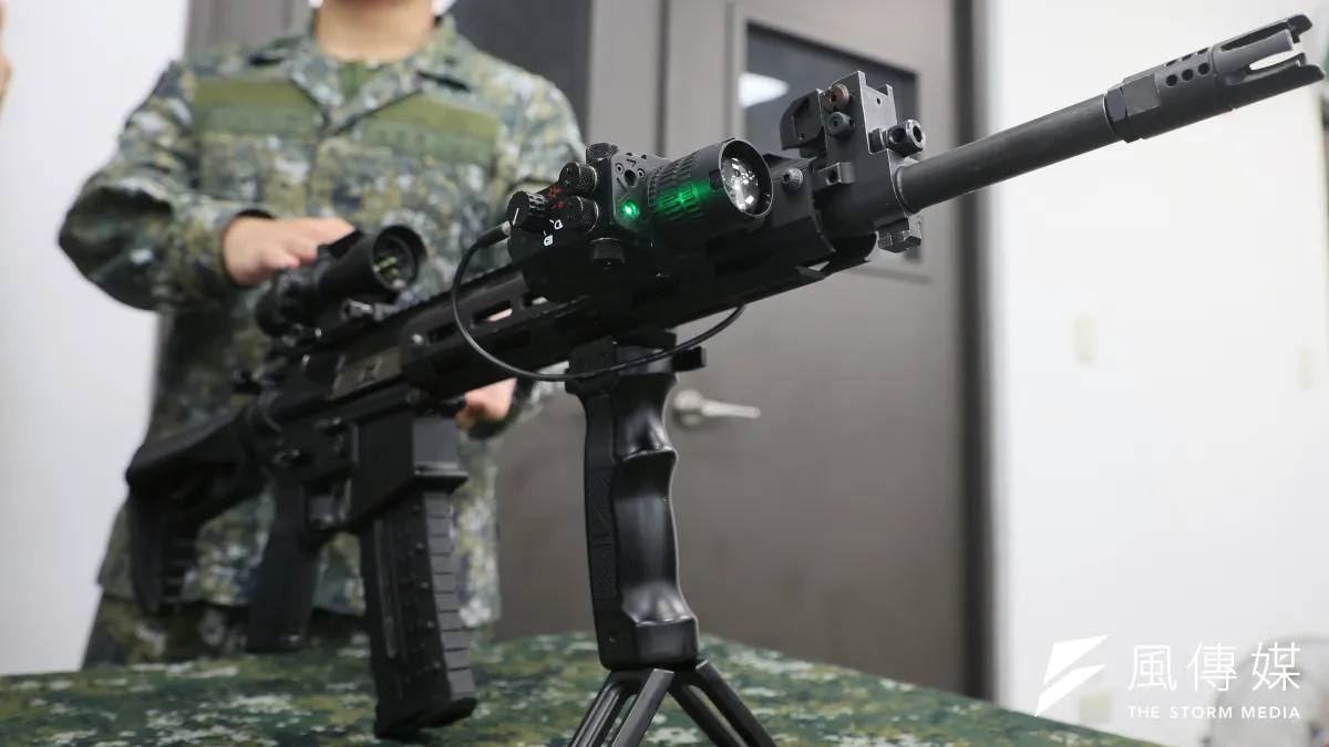 國軍軍備局9日展示第205廠兵工廠研製的XT-112新式戰鬥步槍 ,步槍配有近戰瞄準鏡。(柯承惠攝)