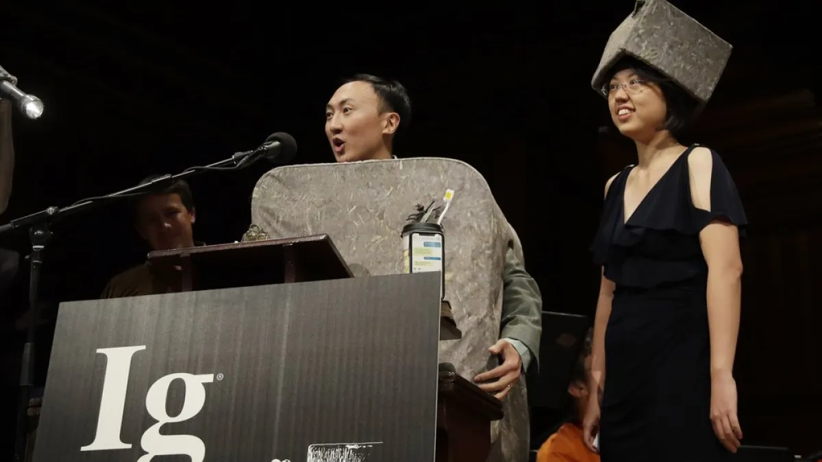 第29屆搞笑諾貝爾獎,台灣科學家楊佩良與台裔美籍科學家胡立德(David Hu)以袋熊的方形便便研究獲得物理學獎。(AP)