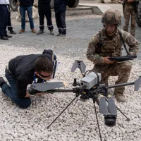 2026年6月20日、パリで開催された欧州の国際防衛見本市で、軍用ドローンを操作するフランス軍兵士。(写真/中央社提供) 2026年6月20日、パリで開催された欧州の国際防衛見本市で、軍用ドローンを操作するフランス軍兵士。(写真/中央社提供)