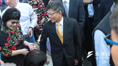 前高雄縣長之前力挺高雄市長韓國瑜,昨天卻出現在吳郭會現場,圖高雄市長韓國瑜25日於愛河畔舉行宣誓就職暨交接典禮,前高雄縣長楊秋興應邀出席。(顏麟宇攝)