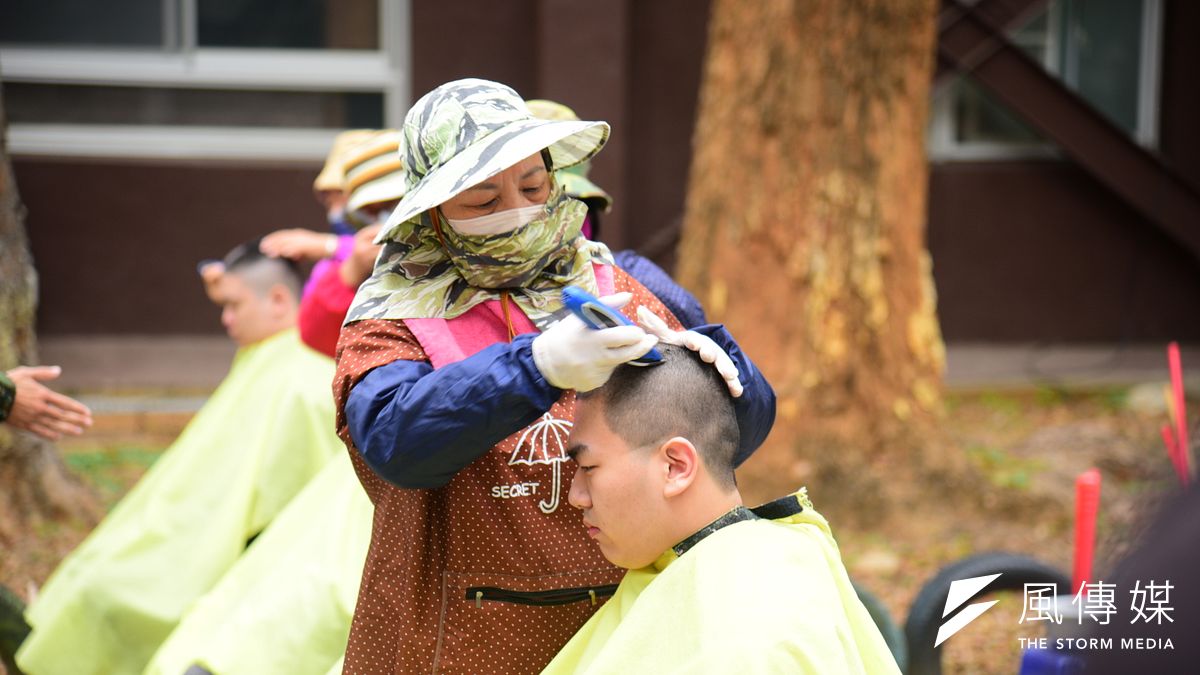 一年義務役新兵讓理髮阿姨剃頭,表情略顯無奈。(張曜麟攝) 一年義務役新兵讓理髮阿姨剃頭,表情略顯無奈。(張曜麟攝)