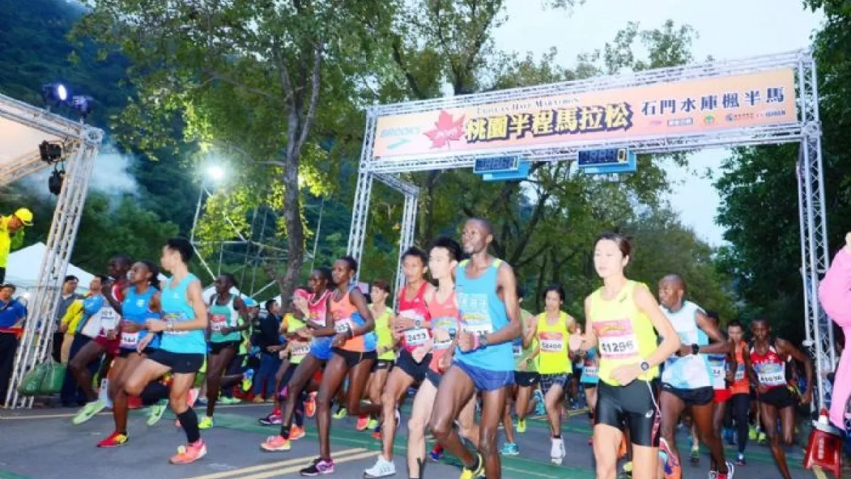 桃園半程馬拉松 17國5千選手邊跑邊賞楓