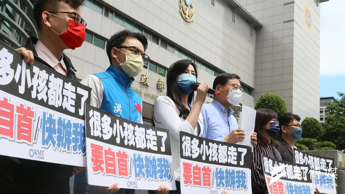 國民黨立院黨團委員曾銘宗(右三)、 萬美玲(左三) 等人29日前往刑事局自首「散布假消息」,以行動聲援郭彥均。(柯承惠攝)