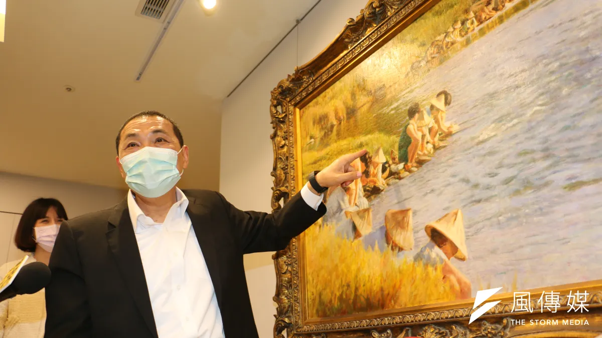 新北市長侯友宜在藝術家李梅樹膾炙人口的村婦河邊洗衣系列作品〈清溪浣衣〉笑說,這些珍貴的畫作它們比我還值錢!(圖/李梅瑛攝)