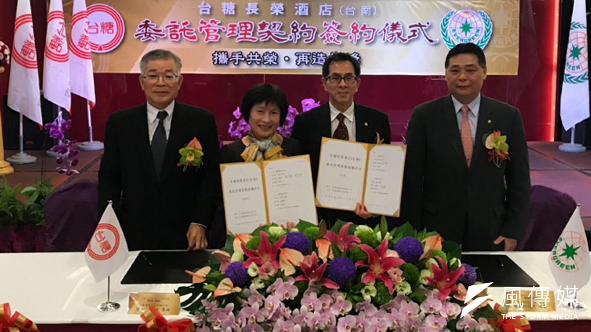 台糖公司副總經理陳秀姬(左二)與長榮國際公司副總經理駱鴻榮(右二)共同簽署契約。(圖/徐炳文攝) 台糖公司副總經理陳秀姬(左二)與長榮國際公司副總經理駱鴻榮(右二)共同簽署契約。(圖/徐炳文攝)