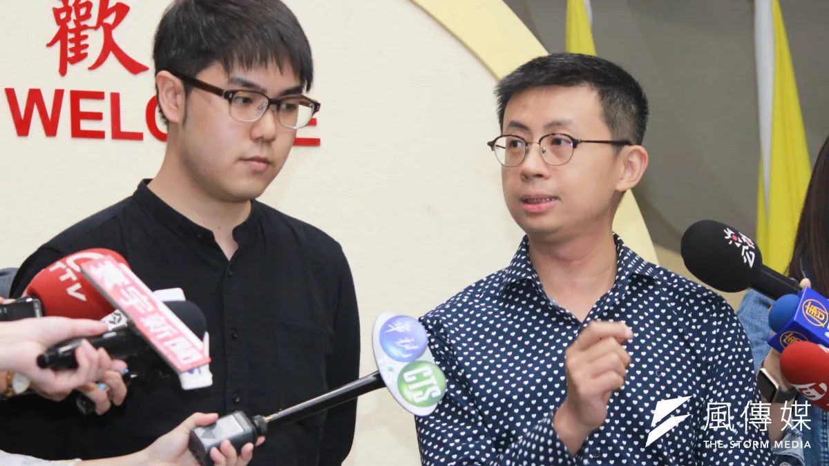 無黨籍台北市議員邱威傑6日與網紅志祺七七(本名張志祺)一同出面受訪,證實將籌組「歡樂無法黨」,並已向內政部申請。(方炳超攝)