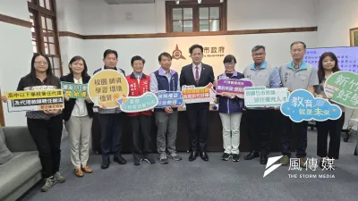 代理市長邱臣遠(右五)16日宣布,全面提敘竹市各級學校代理教師的職前年資至最高年功薪。(圖/方詠騰攝)