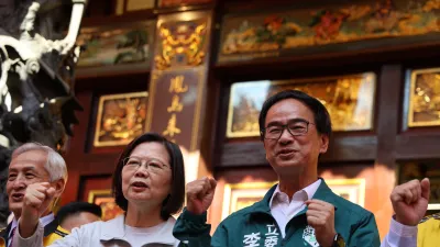 總統蔡英文前往高雄市三鳳宮參拜中壇元帥,祈求國泰民安,立委李昆澤連任。(圖/李昆澤競總提供)