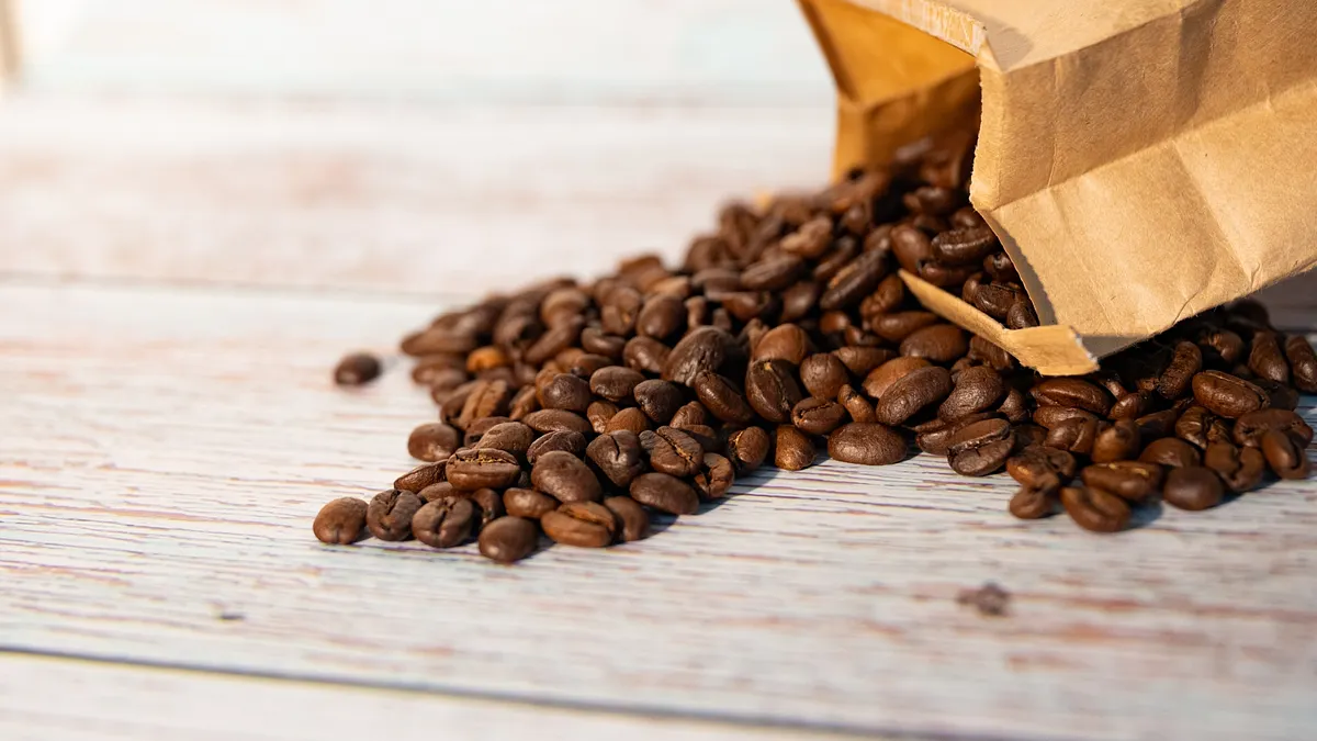 現場販售的咖啡豆,產品標示內容與實際原料來源不一致,已涉及違反《食安法》。(示意圖/PhotoAC)