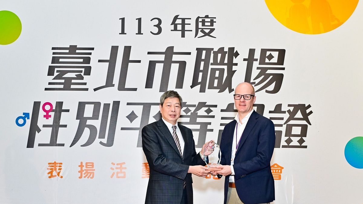 安聯人壽8日以多元共融職場榮獲「台北市職場性平認證」金質獎,台北市政府勞動局局長高寶華(左)頒獎,安聯人壽總經理羅偉睿(Joos Louwerier,右)代表受獎。(安聯人壽提供) 安聯人壽8日以多元共融職場榮獲「台北市職場性平認證」金質獎,台北市政府勞動局局長高寶華(左)頒獎,安聯人壽總經理羅偉睿(Joos Louwerier,右)代表受獎。(安聯人壽提供)