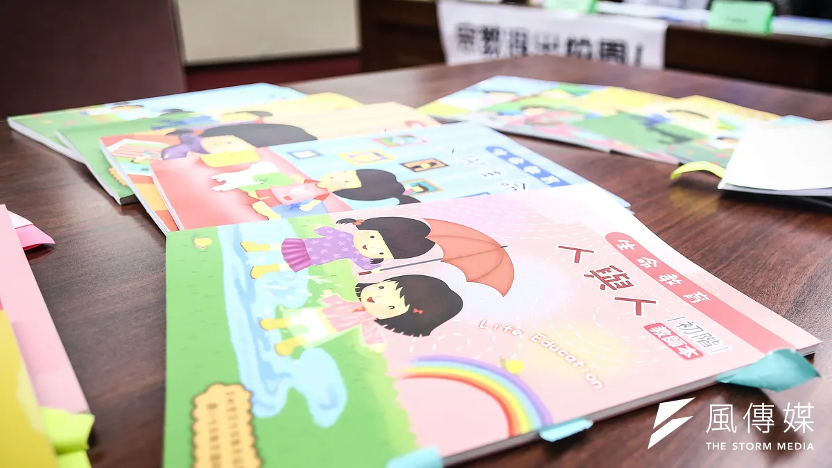 利用早晨時間進入校園「教導」學生的彩虹媽媽,其所屬的「彩虹愛家生命教育協會」因宗教背景疑慮引發爭議。對此,教育部19日公告,廢止彩紅愛家協會於高中以下學校及幼兒園多項教師進修課程。(資料照,陳品佑攝) 利用早晨時間進入校園「教導」學生的彩虹媽媽,其所屬的「彩虹愛家生命教育協會」因宗教背景疑慮引發爭議。對此,教育部19日公告,廢止彩紅愛家協會於高中以下學校及幼兒園多項教師進修課程。(資料照,陳品佑攝)