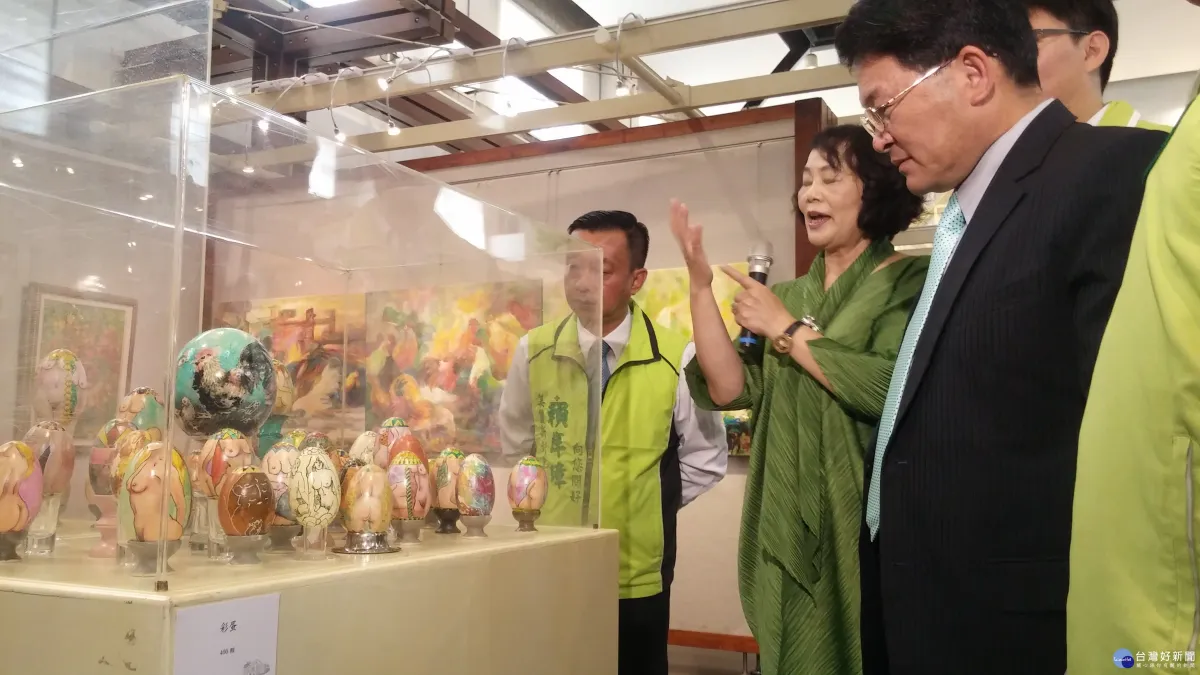 盧月鉛與畫情牽70年 巡迴展出多樣「吉祥雞」