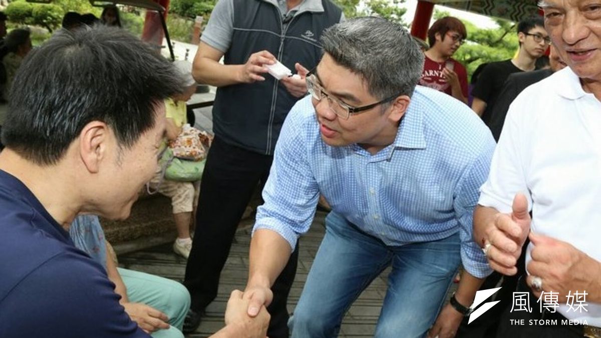連勝文前往指南宮拜票,管委會全面力挺。(吳逸驊攝) 連勝文前往指南宮拜票,管委會全面力挺。(吳逸驊攝)
