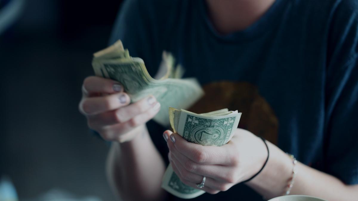 AI讓「躺著賺」再度爆紅!年輕人不信朝九晚五,副業淘金潮背後藏著哪些陷阱?