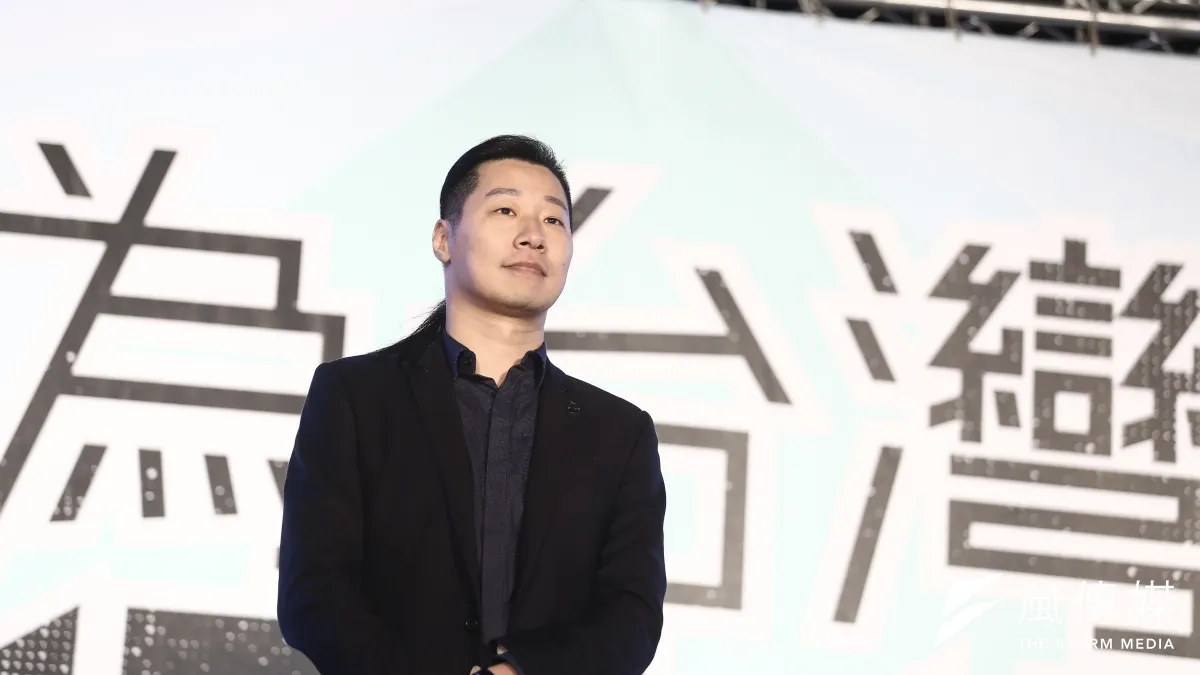 新北市三重區立委補選候選人余天造勢晚會,時力立委林昶佐(見圖)登台助選說,希望明年本土政黨一同阻擋國民黨、共產黨吃掉台灣。(陳品佑攝)
