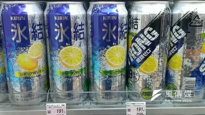 饒河街夜市出現啤酒販賣機。(資料照,顏麟宇攝∕喝酒請勿開車,開車請勿喝酒)