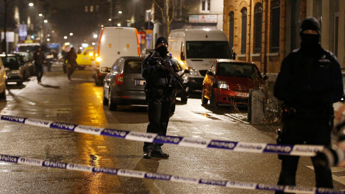 比利時警方24日深夜在斯哈爾貝克區進行攻堅。(美聯社) 比利時警方24日深夜在斯哈爾貝克區進行攻堅。(美聯社)