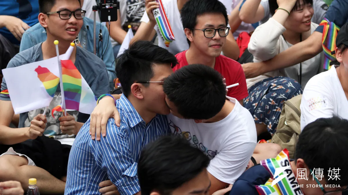 大法官宣告民法婚姻規定,未能使同性別二人結合,違反憲法婚姻自由還有平等權保障,有關機關應該於2年內檢討改進。青島東路上挺同熱吻慶祝。(蘇仲泓攝)