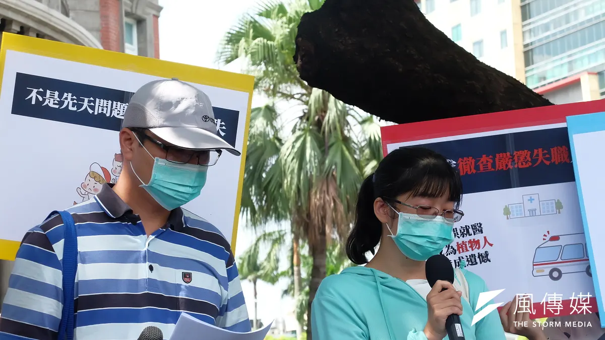 台中市烏日國小盧姓導師在知道A生患有先天性心臟病、不宜做激烈運動的情況下要求A生到操場與同學一起練跑,A生返回教室不到1分鐘即倒地,之後又因急救延誤,而成為植物人;A生家長在人本教育基金會陪同下赴監察院陳情。(謝孟穎攝) 台中市烏日國小盧姓導師在知道A生患有先天性心臟病、不宜做激烈運動的情況下要求A生到操場與同學一起練跑,A生返回教室不到1分鐘即倒地,之後又因急救延誤,而成為植物人;A生家長在人本教育基金會陪同下赴監察院陳情。(謝孟穎攝)