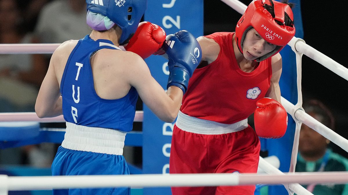 林郁婷(紅衣)在女子57公斤級的四強戰對決土耳其選手卡拉曼(Esra Yıldız Kahraman)。(中華奧會提供) 林郁婷(紅衣)在女子57公斤級的四強戰對決土耳其選手卡拉曼(Esra Yıldız Kahraman)。(中華奧會提供)