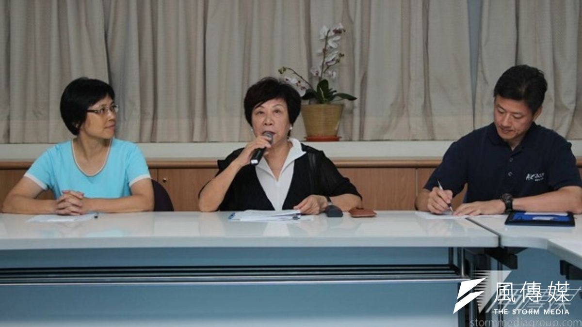 今(25)日上午空難災害應變中心召開記者會,說明目前處理情形。澎湖地檢署檢察長郭珍妮(左起)、民航局長沈啟、飛安會執行長王興中等人均出席。(葉信菉攝) 今(25)日上午空難災害應變中心召開記者會,說明目前處理情形。澎湖地檢署檢察長郭珍妮(左起)、民航局長沈啟、飛安會執行長王興中等人均出席。(葉信菉攝)