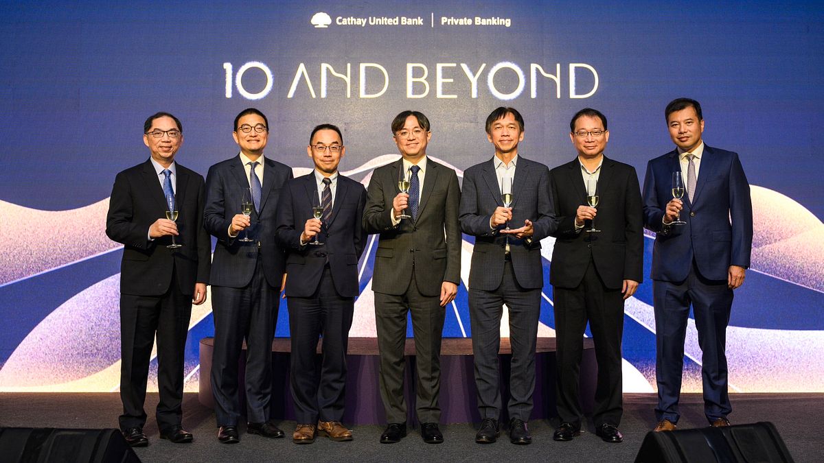 國泰世華銀行15日舉行私人銀行10周年慶祝大會,執行長傅伯昇(左四)表示將連結家族辦公室資源,提供更全面與頂尖的金融服務。(國泰世華銀行提供) 國泰世華銀行15日舉行私人銀行10周年慶祝大會,執行長傅伯昇(左四)表示將連結家族辦公室資源,提供更全面與頂尖的金融服務。(國泰世華銀行提供)