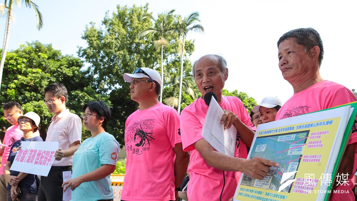 台灣水資源保育聯盟、蠻野心足生態協會、環境法律人協會、搶救大潭藻礁行動聯盟等數個環團,5日共同在行政院前召開「能源要轉型,三接該遷址」記者會。針對中油三接站開發案,環團更抨擊行政院長賴清德日前受訪時談「力拚9月通過環評」根本是在隔空對環評委員下令。(顏麟宇攝) 台灣水資源保育聯盟、蠻野心足生態協會、環境法律人協會、搶救大潭藻礁行動聯盟等數個環團,5日共同在行政院前召開「能源要轉型,三接該遷址」記者會。針對中油三接站開發案,環團更抨擊行政院長賴清德日前受訪時談「力拚9月通過環評」根本是在隔空對環評委員下令。(顏麟宇攝)