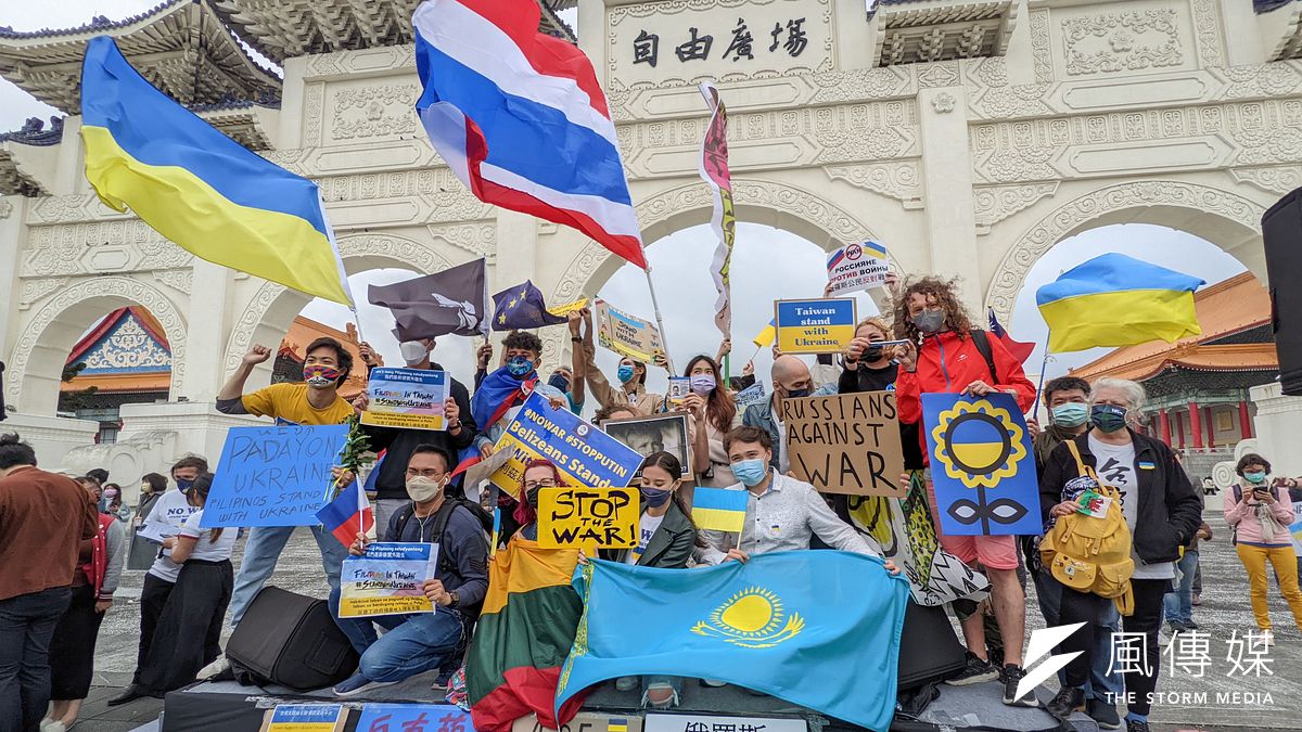 在台烏克蘭人及外籍人士6日出席「台灣聲援烏克蘭」集會。(顏麟宇攝) 在台烏克蘭人及外籍人士6日出席「台灣聲援烏克蘭」集會。(顏麟宇攝)